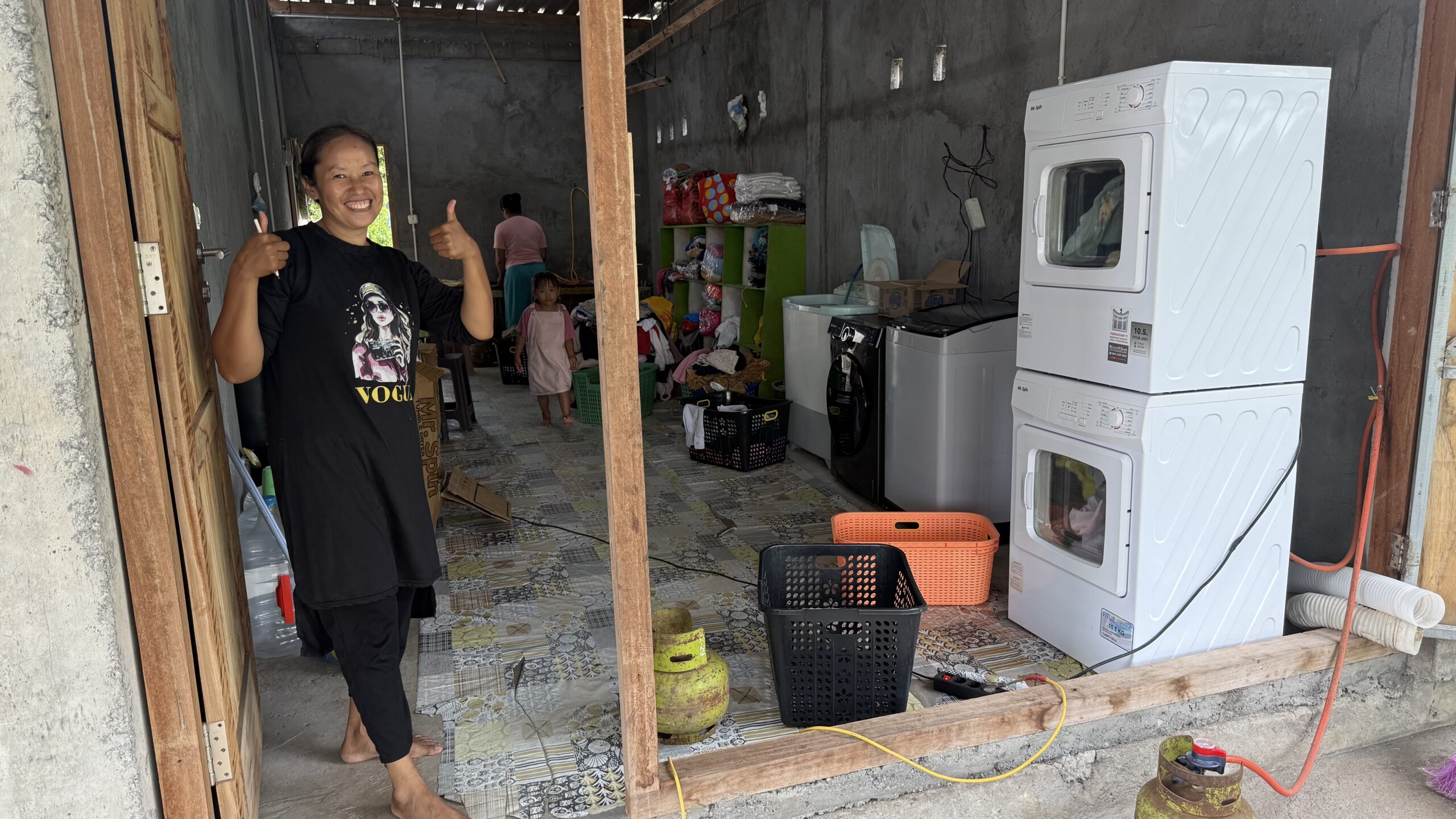 インドネシア スンバワ島 INRA LAUNDRY 店主