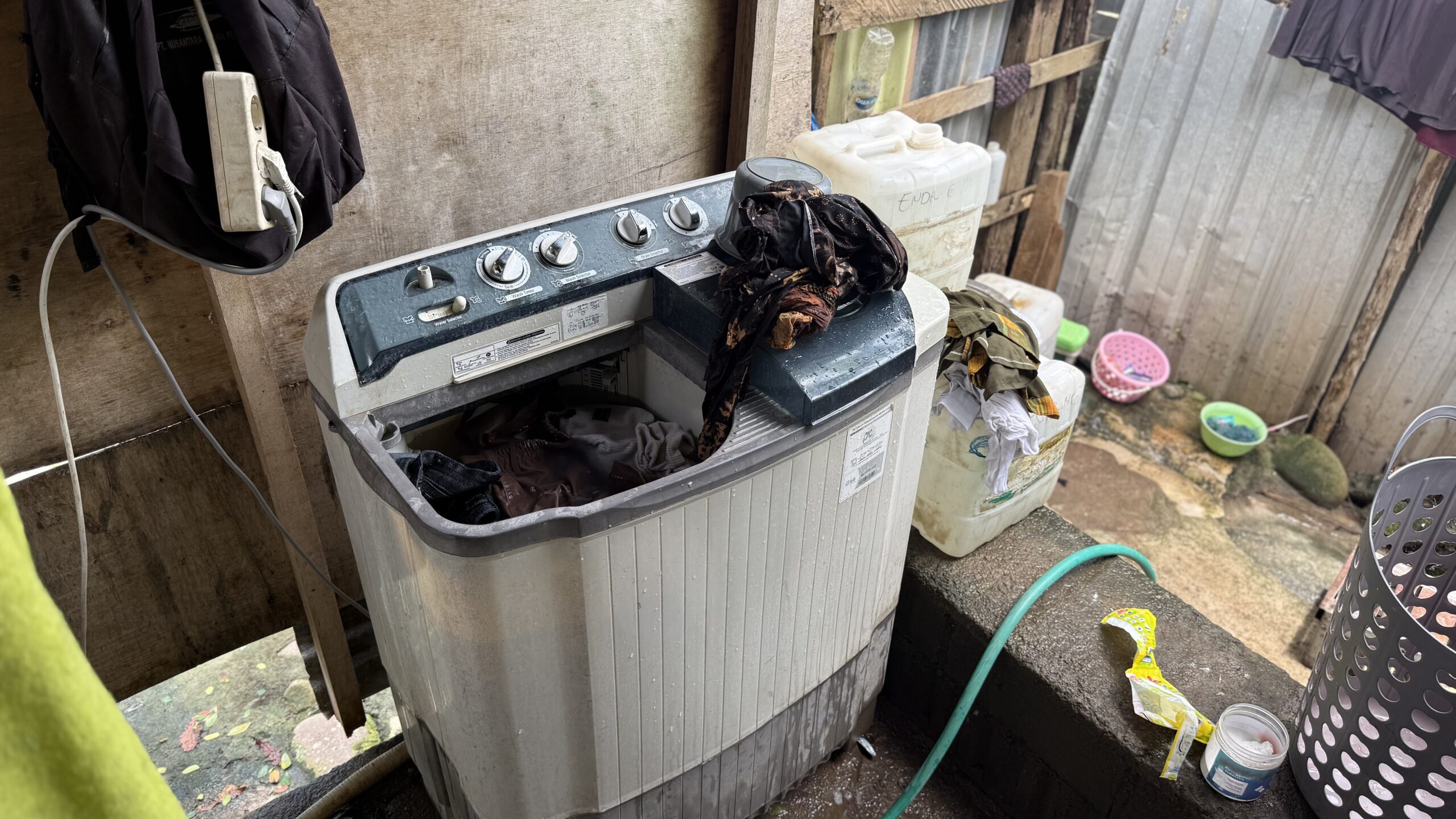 インドネシア スンバワ島のランドリー いわゆる家庭用洗濯機？