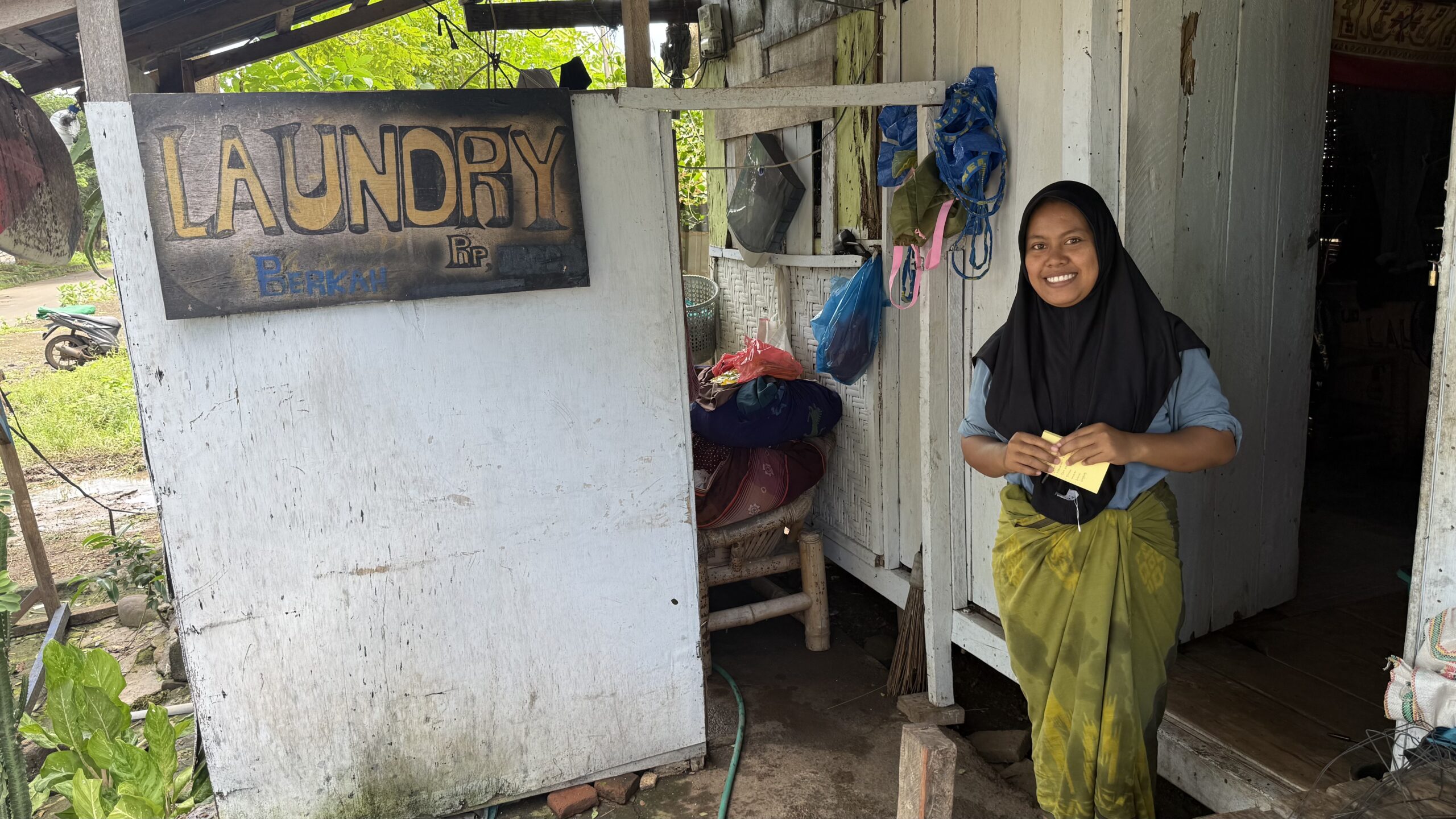 インドネシア スンバワ島のランドリー 店主