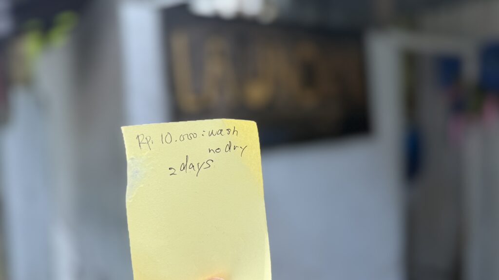 インドネシア スンバワ島のランドリー ここは乾燥機がない店舗で戻しまで2日かかる