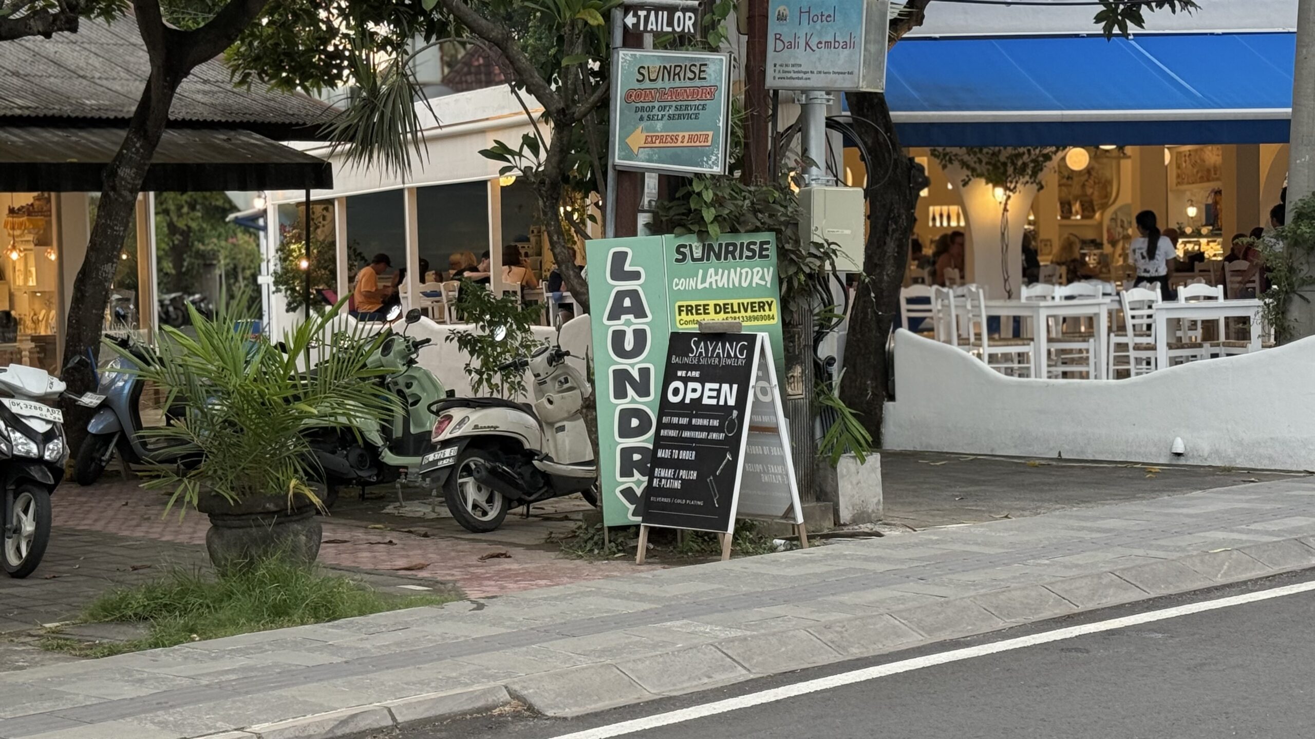 インドネシア バリ島サヌール地区 Sunrise Coin Laundry
