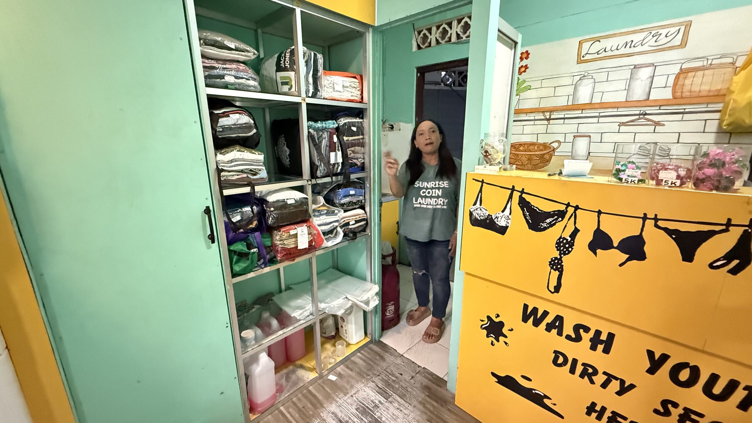 インドネシア バリ島サヌール地区 Sunrise Coin Laundry 綺麗に折りたたまれた衣類たち