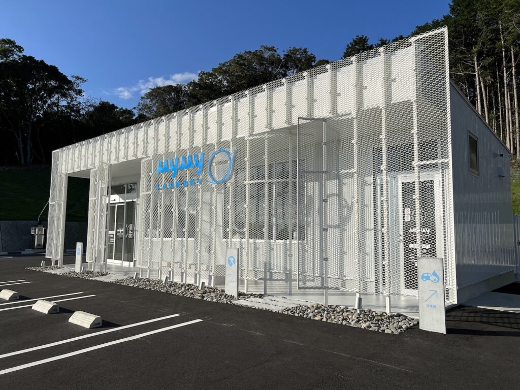 【MYMY LAUNDRY(マイマイランドリー)】水道のプロが選んだ「軟水」と「タケウチビユーテー」の相乗効果。志摩市に誕生した、洗車とコインランドリー経営の新しい形