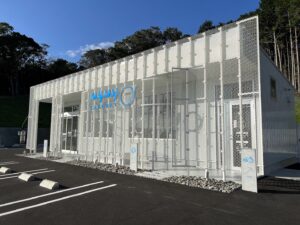 【MYMY LAUNDRY(マイマイランドリー)】水道のプロが選んだ「軟水」と「タケウチビユーテー」の相乗効果。志摩市に誕生した、洗車とコインランドリー経営の新しい形