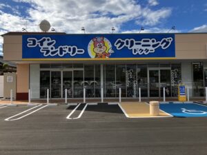【クリーニングドクター・コインランドリー ハローズ東予店】「洗濯のプロ」が挑む、海をまもるコインランドリー。ワシ屋グループが23店舗のネットワークで仕掛ける「wellwash 海をまもる洗剤」を活用した付加価値経営の極意