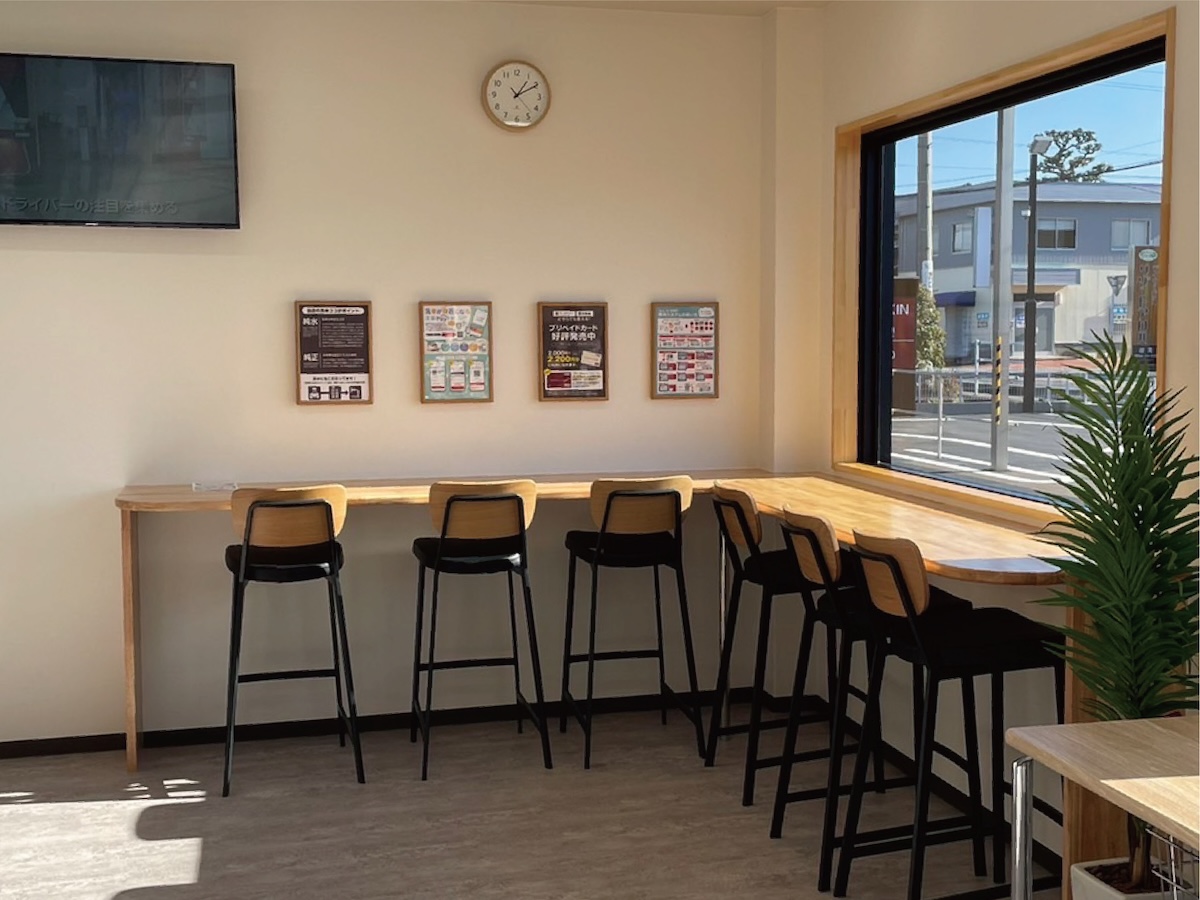 タケウチビユーテー株式会社が2021年、岐阜市にオープン。
「KOMACHI(こまち)」は、メーカー自らが企画・運営する「洗車×コインランドリー経営」の直営1号店。