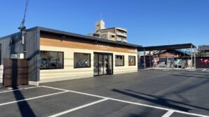 【CAR WASH & LAUNDRY KOMACHI】洗車機メーカーのパイオニアが示す「洗車×コインランドリー経営」の最適解。直営店KOMACHIが証明した、高付加価値ビジネスの未来