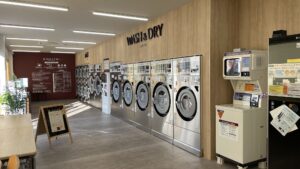 タケウチビユーテー株式会社が2021年、岐阜市にオープン。
「KOMACHI(こまち)」は、メーカー自らが企画・運営する「洗車×コインランドリー経営」の直営1号店。