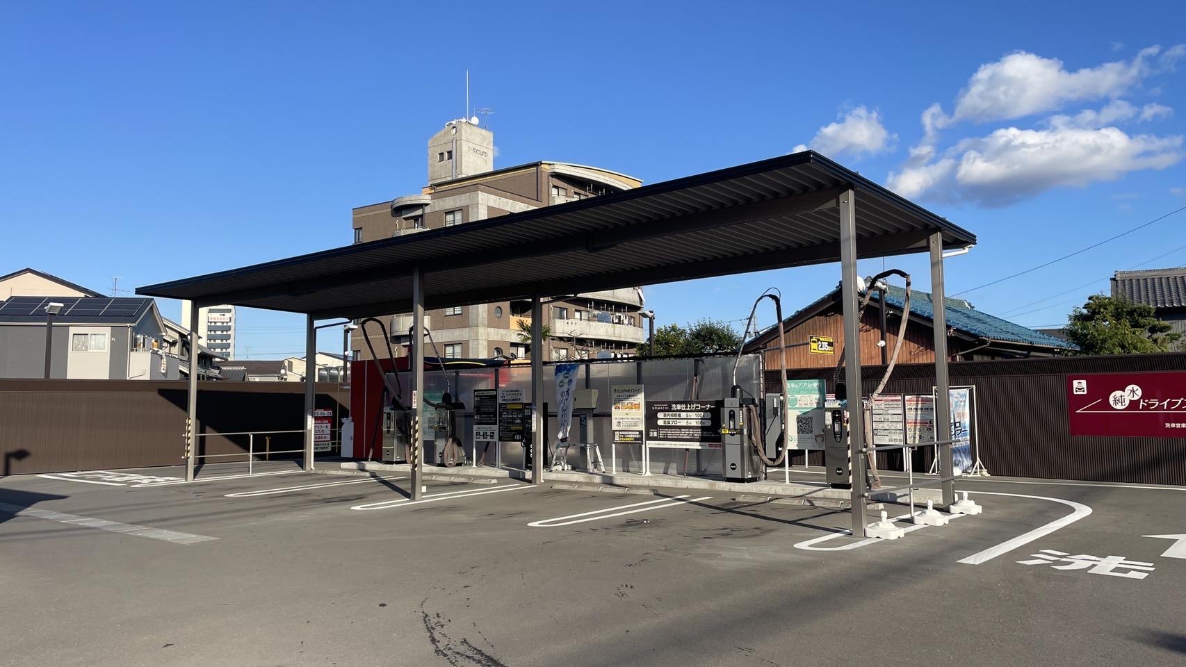 タケウチビユーテー株式会社が2021年、岐阜市にオープン。
「KOMACHI(こまち)」は、メーカー自らが企画・運営する「洗車×コインランドリー経営」の直営1号店。