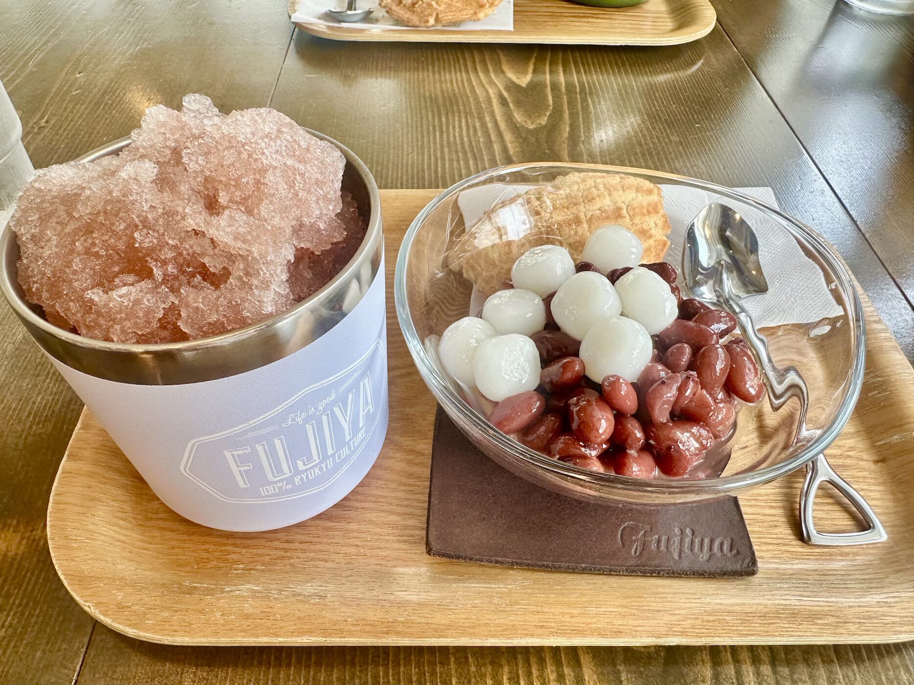【富士家 泊本店】ランドリープレス那覇泊店の向かいには、沖縄ぜんざいで有名な老舗のお店があります。洗濯の待ち時間にぜひ♪