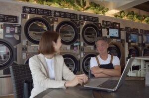大型コインランドリー モアナ ランドロマット 千歳烏山・芦花公園店
オーナーの中村さん（右）とランドリー総研　吉岡（左）