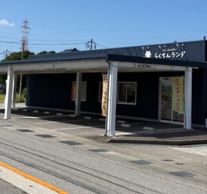 【らくちんランド二俣店】辻商プランニングの「過剰設置をさせない適正台数提案」。雪や雨の多い地域特性に寄り添った屋根付き駐車場戦略と、強固なパートナーシップで築く黒字のコインランドリー経営