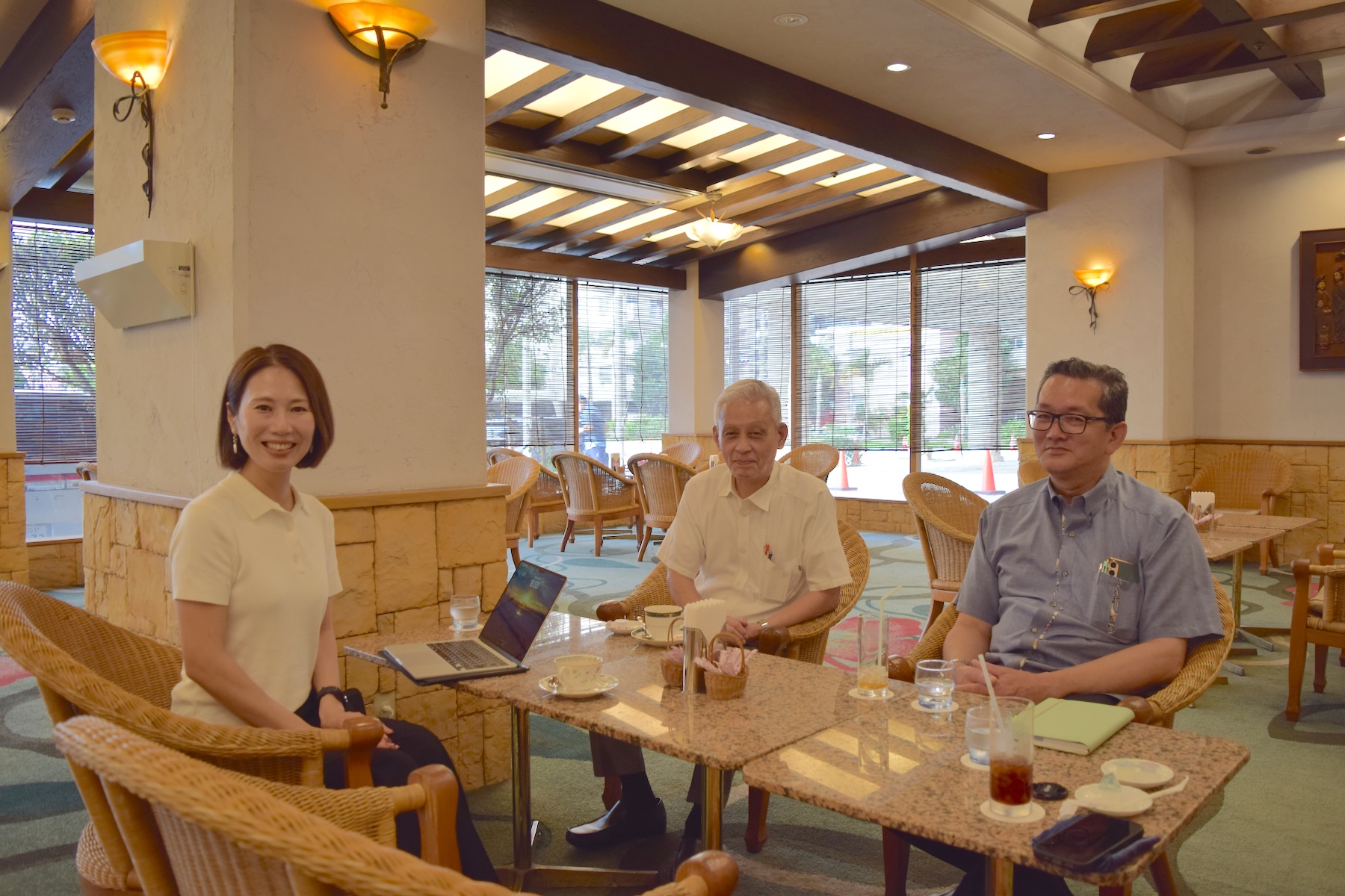 パシフィックホテル沖縄 代表取締役総支配人 國吉さん(中央)、副総支配人 大西さん(右)と、ランドリー総研 編集長 吉岡(左)