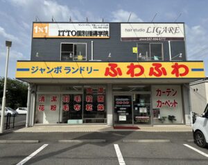 【ジャンボランドリーふわふわ 千葉ニュータウン中央店】現役コンビニ経営者が選んだ、トリオマネジメントの「誠実さ」と「先見の明」。セブン-イレブン併設で相乗効果を最大化させ、想定以上の売上を維持し続ける多角化コインランドリー経営の極意
