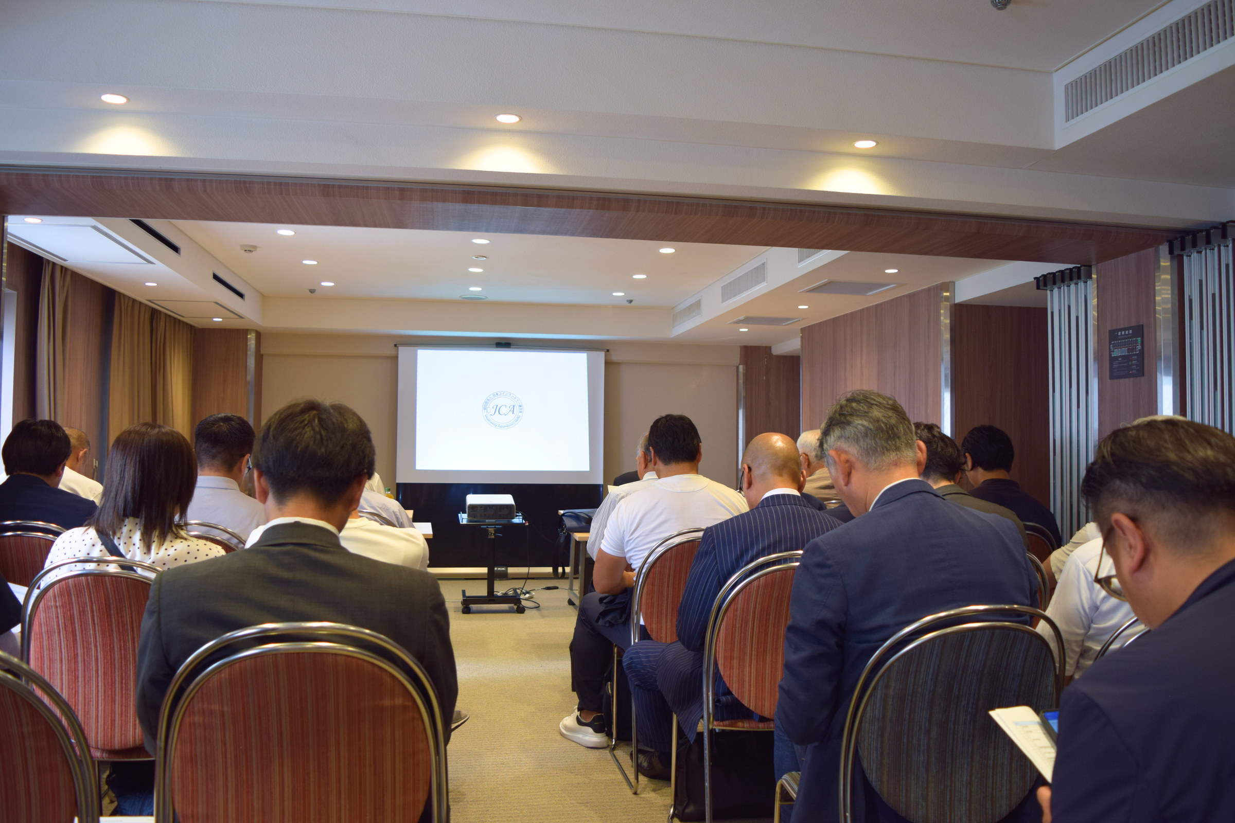 日本コインランドリー連合会の活動報告会に参加する会員企業の関係者